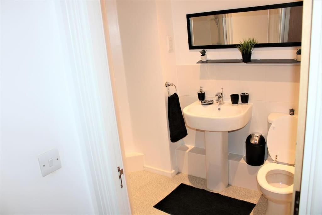 Lovely Modern Apartment Close To Town Centre Lexden Bagian luar foto