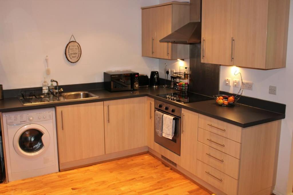 Lovely Modern Apartment Close To Town Centre Lexden Bagian luar foto