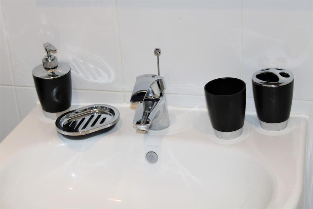 Lovely Modern Apartment Close To Town Centre Lexden Bagian luar foto